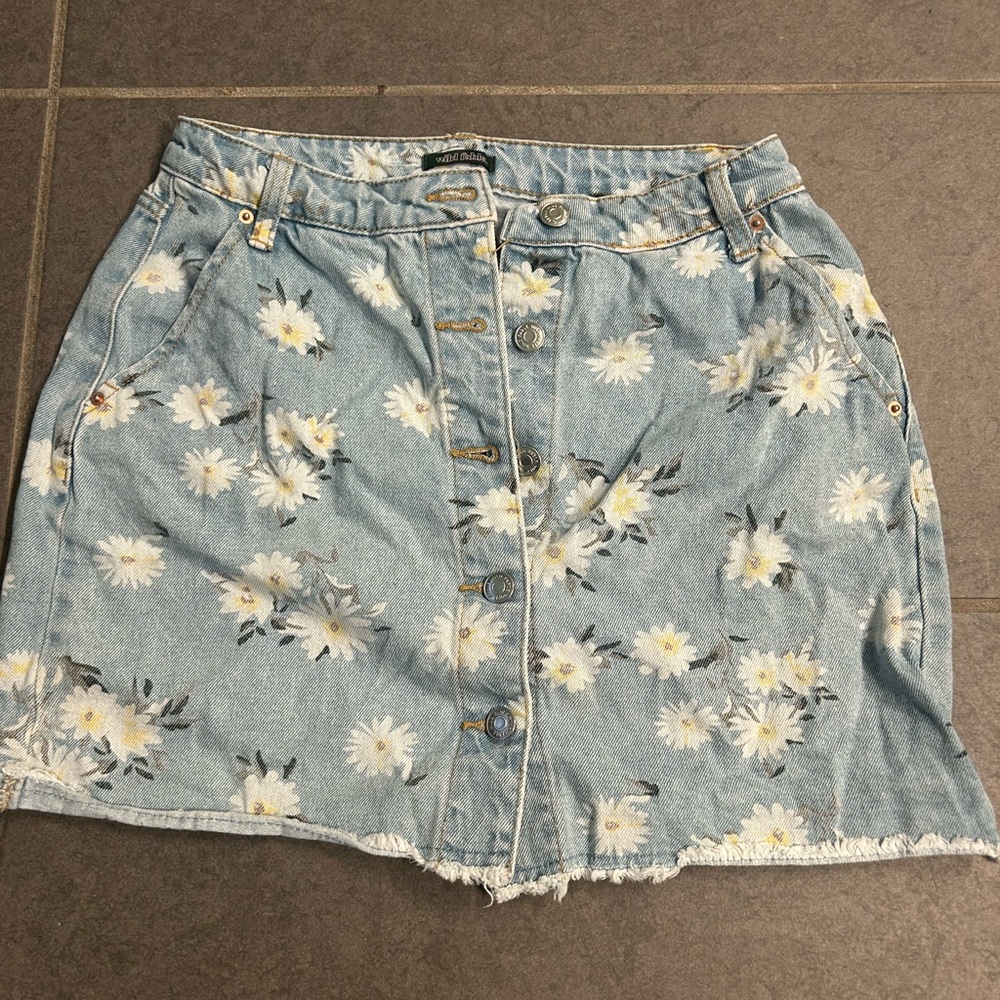 Denim miniskirt with daisies